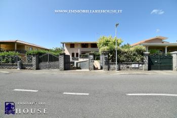 Villetta bifamiliare con garage e giardino di recente costruzione [/GEST/immagini]  