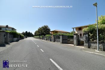 Villetta bifamiliare con garage e giardino di recente costruzione [/GEST/immagini]  