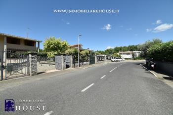 Villetta bifamiliare con garage e giardino di recente costruzione [/GEST/immagini]  