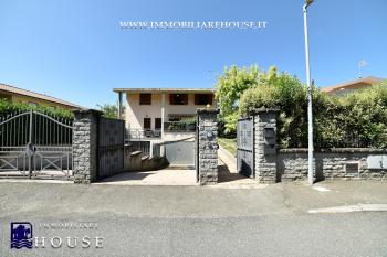 Villetta bifamiliare con garage e giardino di recente costruzione [/GEST/immagini]  