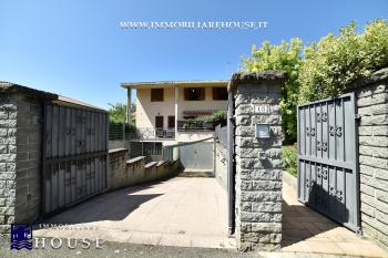 Villetta bifamiliare con garage e giardino di recente costruzione [/GEST/immagini]  