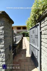 Villetta bifamiliare con garage e giardino di recente costruzione [/GEST/immagini]  