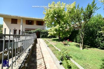 Villetta bifamiliare con garage e giardino di recente costruzione [/GEST/immagini]  