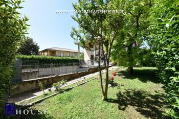 Villetta bifamiliare con garage e giardino di recente costruzione [/GEST/immagini]  