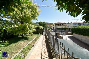 Villetta bifamiliare con garage e giardino di recente costruzione [/GEST/immagini]  