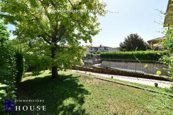 Villetta bifamiliare con garage e giardino di recente costruzione [/GEST/immagini]  
