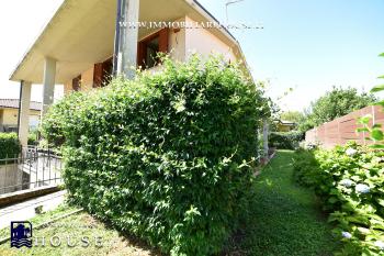 Villetta bifamiliare con garage e giardino di recente costruzione [/GEST/immagini]  