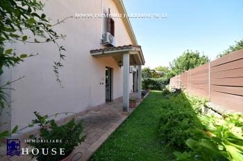 Villetta bifamiliare con garage e giardino di recente costruzione [/GEST/immagini]  