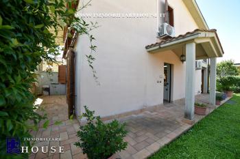 Villetta bifamiliare con garage e giardino di recente costruzione [/GEST/immagini]  