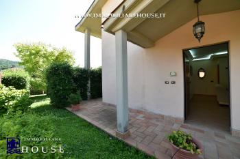 Villetta bifamiliare con garage e giardino di recente costruzione [/GEST/immagini]  