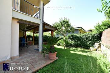 Villetta bifamiliare con garage e giardino di recente costruzione [/GEST/immagini]  