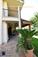 Villetta bifamiliare con garage e giardino di recente costruzione [/GEST/immagini]  