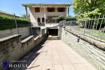Villetta bifamiliare con garage e giardino di recente costruzione [/GEST/immagini]  