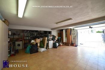 Villetta bifamiliare con garage e giardino di recente costruzione [/GEST/immagini]  