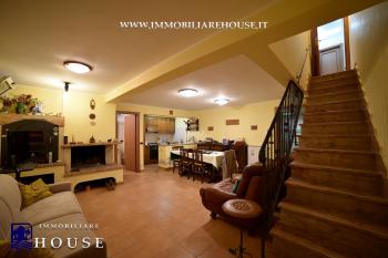 Villetta bifamiliare con garage e giardino di recente costruzione [/GEST/immagini]  