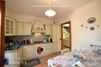 Villetta bifamiliare con garage e giardino di recente costruzione [/GEST/immagini]  