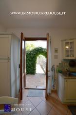 Villetta bifamiliare con garage e giardino di recente costruzione [/GEST/immagini]  
