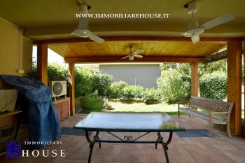 Villetta bifamiliare con garage e giardino di recente costruzione [/GEST/immagini]  