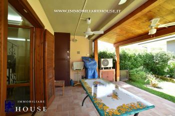 Villetta bifamiliare con garage e giardino di recente costruzione [/GEST/immagini]  