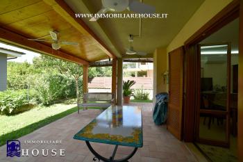 Villetta bifamiliare con garage e giardino di recente costruzione [/GEST/immagini]  