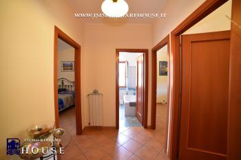 Villetta bifamiliare con garage e giardino di recente costruzione [/GEST/immagini]  