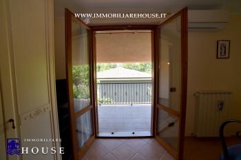 Villetta bifamiliare con garage e giardino di recente costruzione [/GEST/immagini]  