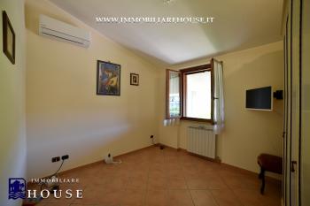 Villetta bifamiliare con garage e giardino di recente costruzione [/GEST/immagini]  