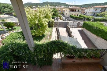 Villetta bifamiliare con garage e giardino di recente costruzione [/GEST/immagini]  