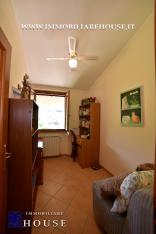 Villetta bifamiliare con garage e giardino di recente costruzione [/GEST/immagini]  