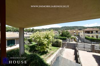 Villetta bifamiliare con garage e giardino di recente costruzione [/GEST/immagini]  