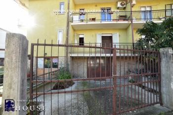 APPARTAMENTO CON INGRESSO INDIPENDENTE, GIARDINO E GARAGE (rif.25) [/GEST/immagini]  