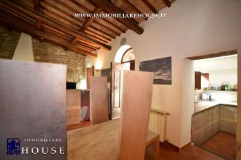 APPARTAMENTO UNICO NEL QUARTIERE CASTELLO DI BOLSENA. (rif.15) [/GEST/immagini]  