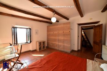 APPARTAMENTO UNICO NEL QUARTIERE CASTELLO DI BOLSENA. (rif.15) [/GEST/immagini]  