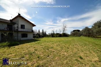 CASA PIANO TERRA 800 MQ DI GIARDINO A DUE PASSI DAL LAGO (rif.16) [/GEST/immagini]  