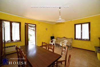 CASA PIANO TERRA 800 MQ DI GIARDINO A DUE PASSI DAL LAGO (rif.16) [/GEST/immagini]  