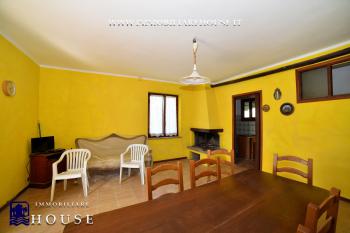 CASA PIANO TERRA 800 MQ DI GIARDINO A DUE PASSI DAL LAGO (rif.16) [/GEST/immagini]  