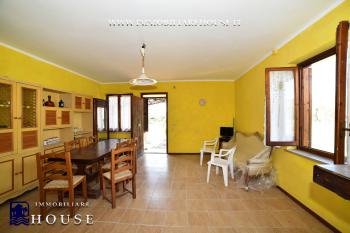 CASA PIANO TERRA 800 MQ DI GIARDINO A DUE PASSI DAL LAGO (rif.16) [/GEST/immagini]  