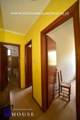 CASA PIANO TERRA 800 MQ DI GIARDINO A DUE PASSI DAL LAGO (rif.16) [/GEST/immagini]  